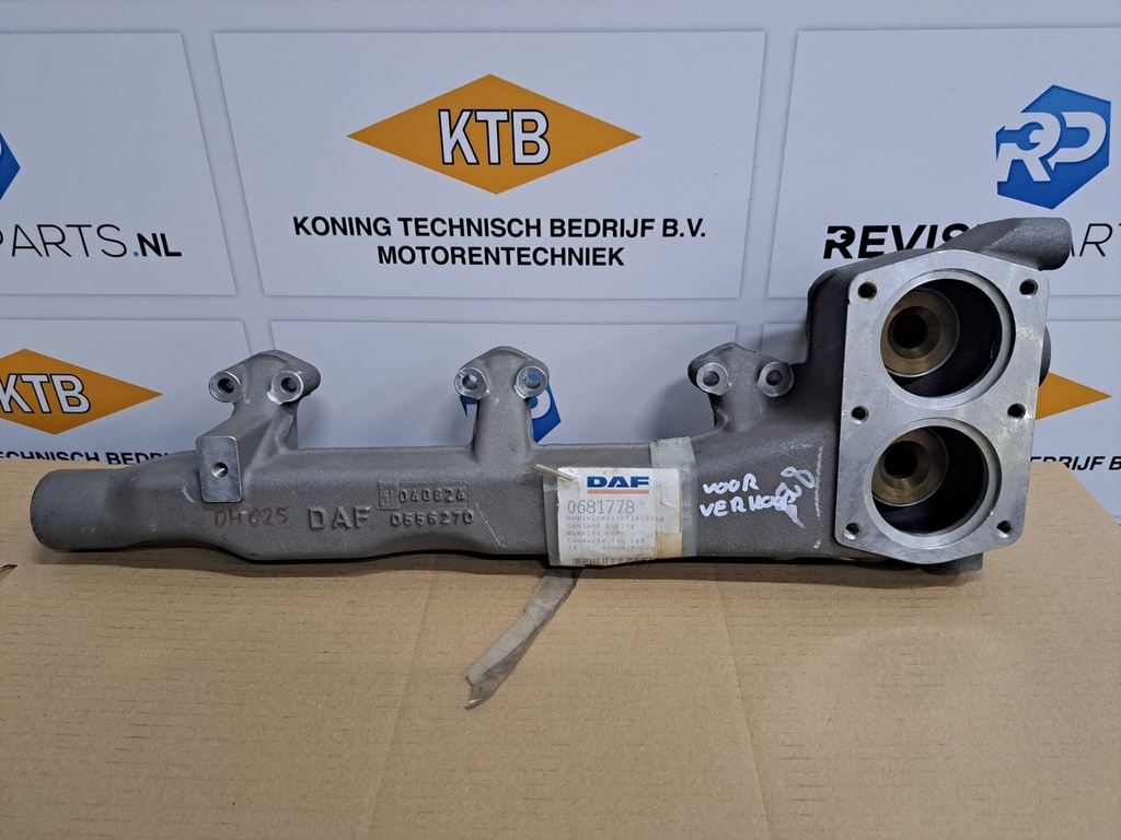 Water connector on cilinderhead, with thermostat house DAF 825