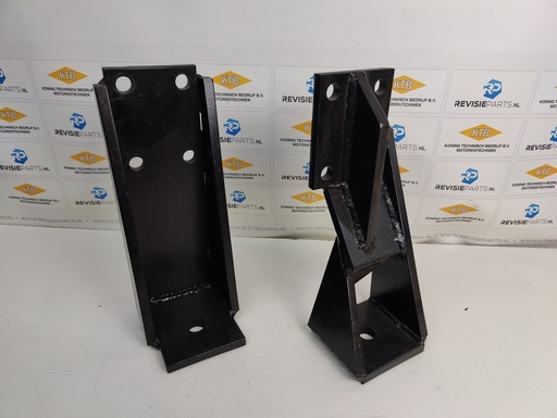 [KTB050311] Engine mount behind Scania